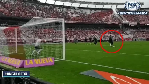 Foto del Pity Martínez pateando el penal.