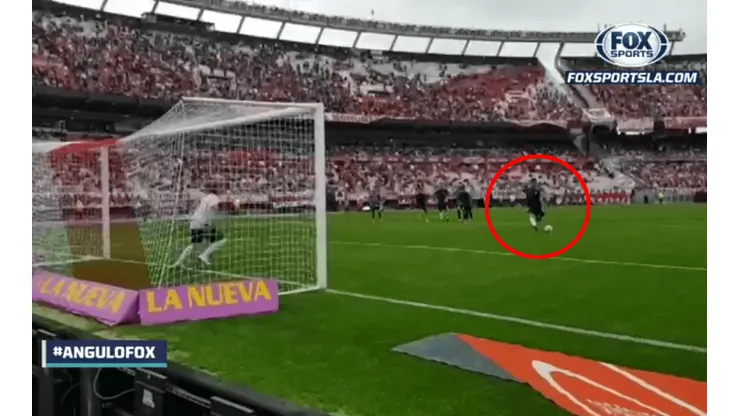 Foto del Pity Martínez pateando el penal.