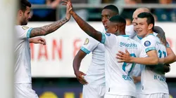FESTEJA PSV. Todos se abrazan después del gol de Hirving Lozano.