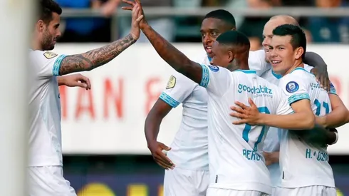 FESTEJA PSV. Todos se abrazan después del gol de Hirving Lozano.