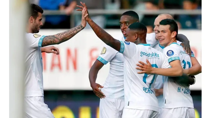 FESTEJA PSV. Todos se abrazan después del gol de Hirving Lozano.
