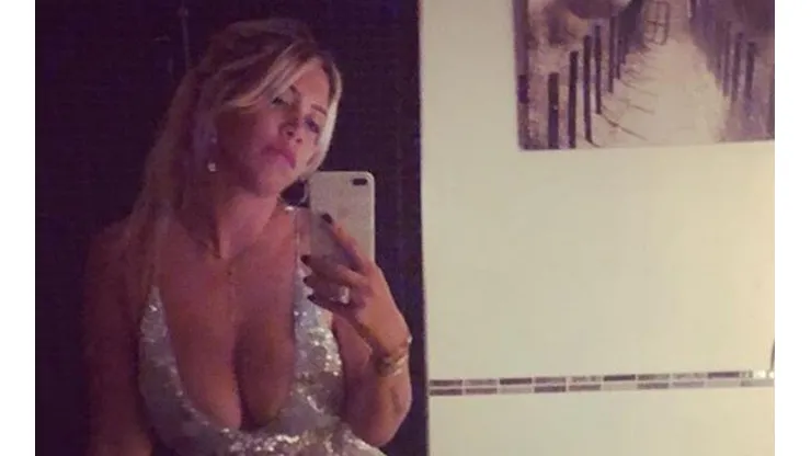 Wanda Nara se desabrochó varios botones y subió una foto en pijama