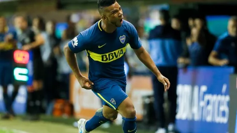Frank Fabra celebra un gol con la camiseta de Boca.