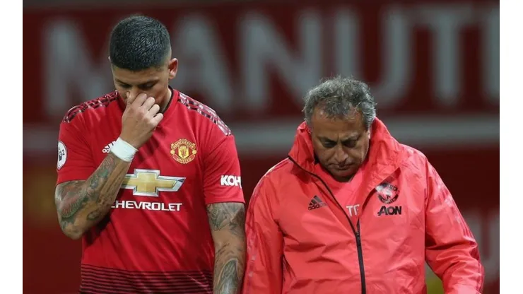 AFUERA. Marcos Rojo se retira lesionado en el partido Sub 23 del Manchester United.