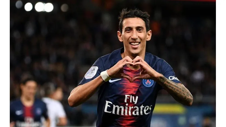CORAZÓN DE FIDEO. Ángel Di María celebra su gol ante la cámara.