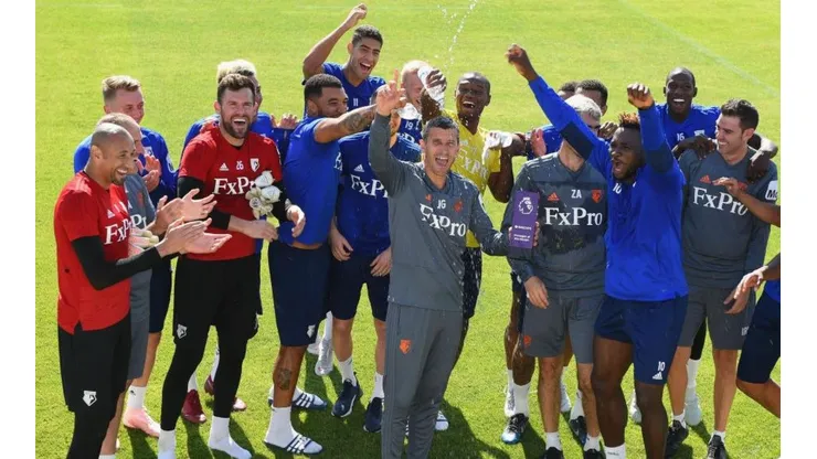 Javi Gracia recibiendo el premio a mejor técnico del mes junto a sus compañeros.