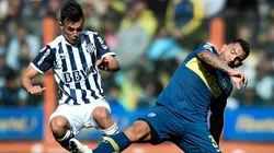 TRABA Y GANA. Andrés Cuba pelea contra Carlos Tevez en La Bombonera (Foto: Getty).