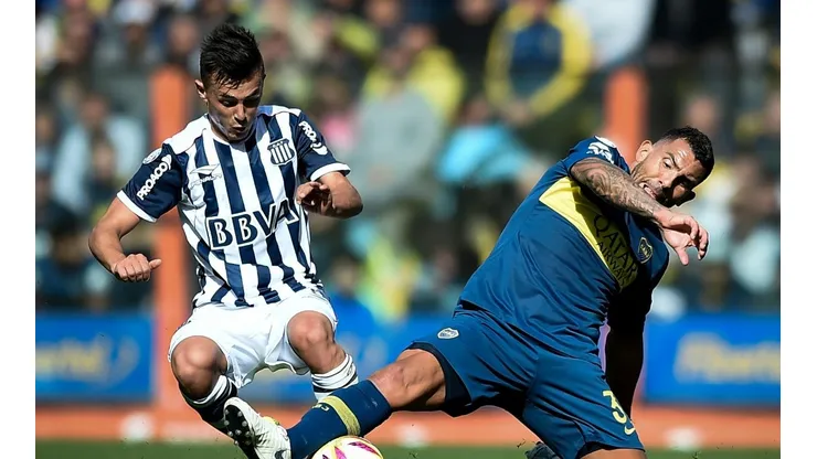 TRABA Y GANA. Andrés Cuba pelea contra Carlos Tevez en La Bombonera (Foto: Getty).