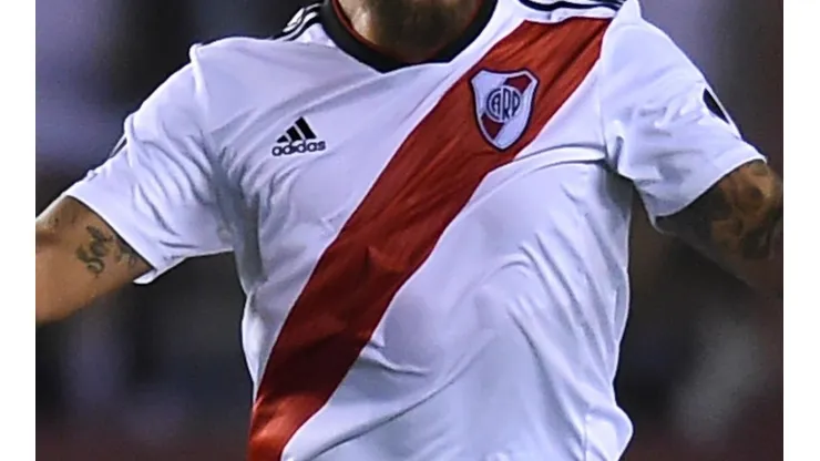 VIOLETA. River y una nueva camiseta alternativa.