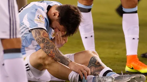 SIN CONSUELO. Messi llora en el césped tras perder la final de la Copa América 2016 (Foto: Getty).