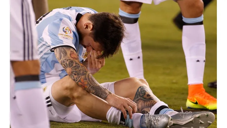 SIN CONSUELO. Messi llora en el césped tras perder la final de la Copa América 2016 (Foto: Getty).