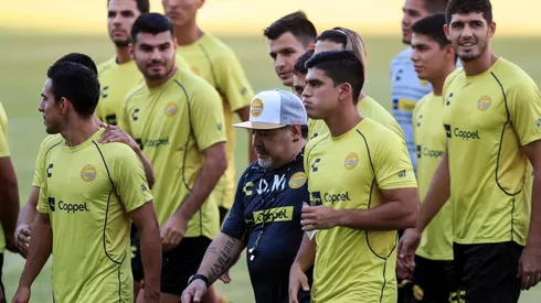 Maradona bromeó con uno de sus jugadores