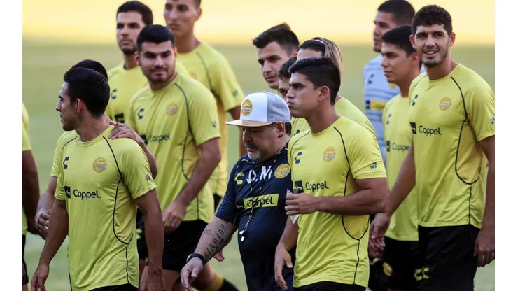 Maradona bromeó con uno de sus jugadores