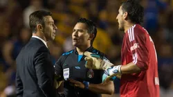 Guzman y Caixinha se cruzaron de nuevo, pero esta vez afuera de la cancha.