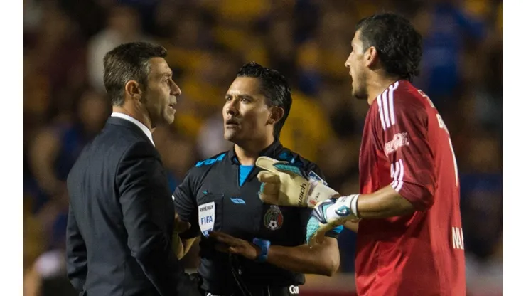 Guzman y Caixinha se cruzaron de nuevo, pero esta vez afuera de la cancha.