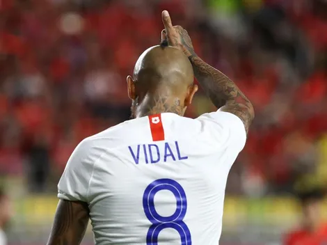 A Arturo Vidal le regalaron y posó con una camiseta del fútbol argentino