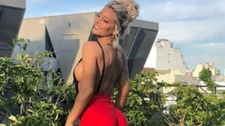 A Sol Pérez le dio calor y se sacó una foto subiéndose la musculosa