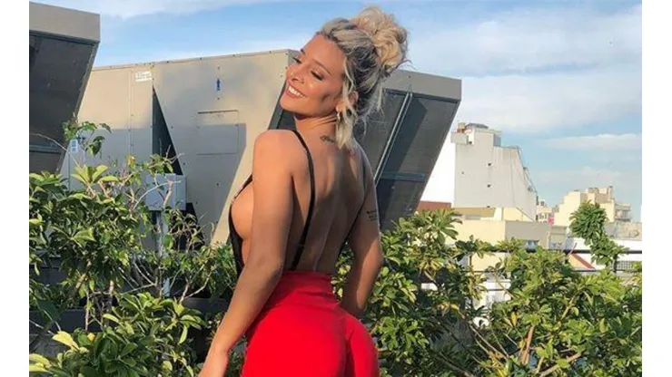 A Sol Pérez le dio calor y se sacó una foto subiéndose la musculosa