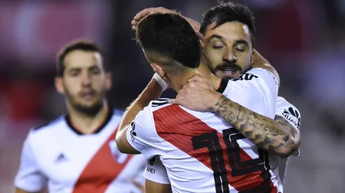 ABRAZO DE GOL. Borré felicita a Scocco después de su gol para el 2-0 de River (Foto: Getty).