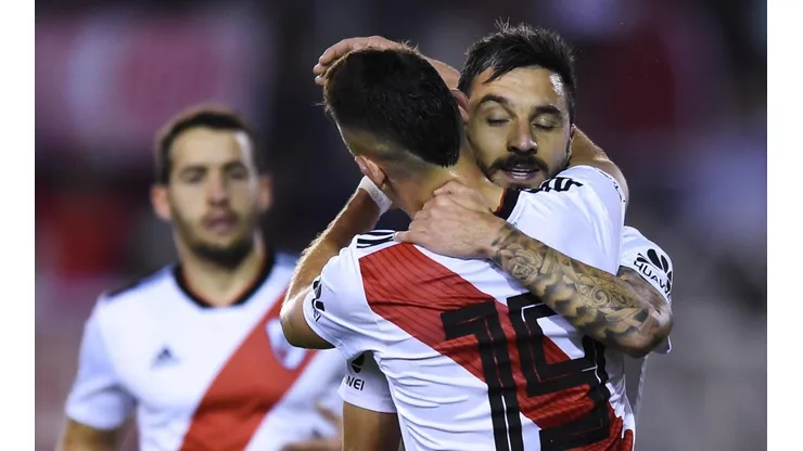 ABRAZO DE GOL. Borré felicita a Scocco después de su gol para el 2-0 de River (Foto: Getty).