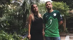 Foto del Papu Gomez y su mujer.