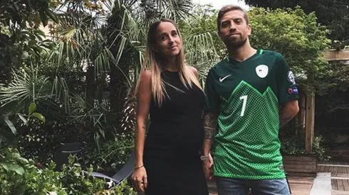 Foto del Papu Gomez y su mujer.