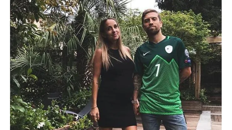 Foto del Papu Gomez y su mujer.