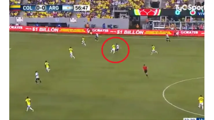 Dybala controló perfecto y le tiró un caño lleno de clase a Cuéllar