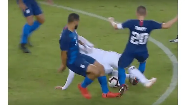 Video: Zaldívar se fue expulsado por una patada