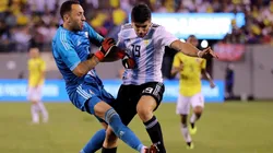 BOOM. El momento justo cuando Ospina choca a Simeone (Foto: Getty).