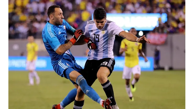 BOOM. El momento justo cuando Ospina choca a Simeone (Foto: Getty).