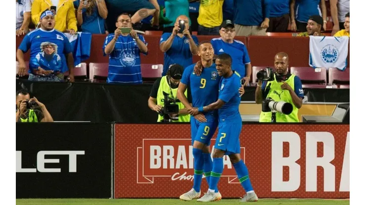 Brasil celebra una fácil victoria sobre El Salvador.