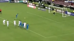 Neymar ejecutando el penal.