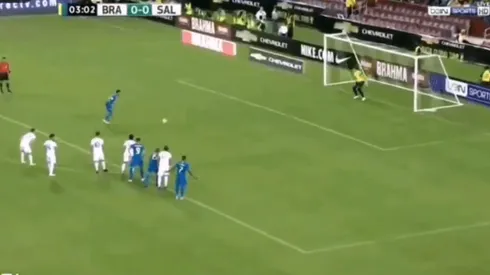 Neymar ejecutando el penal.