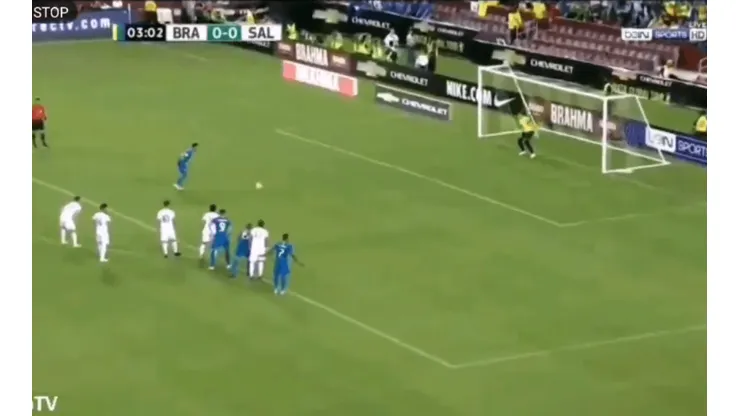 Neymar ejecutando el penal.