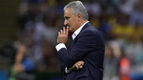 Tité, preocupado durante un partido.