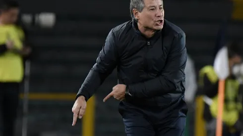Millonarios v Independiente - Copa CONMEBOL Libertadores 2018 - BOGOTA, COLOMBIA - MAY 17: Ariel Holan coach of Independiente gestures during a match between Millonarios and Independiente as part of Copa CONMEBOL Libertadores 2018 on May 17, 2018 in Bogota, Colombia. (Photo by Gabriel Aponte/Getty Images) - Not Released (NR)
