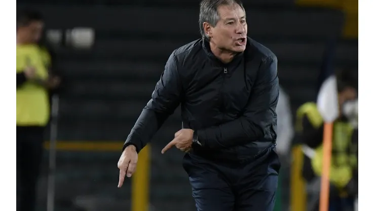 Millonarios v Independiente - Copa CONMEBOL Libertadores 2018 - BOGOTA, COLOMBIA - MAY 17: Ariel Holan coach of Independiente gestures during a match between Millonarios and Independiente as part of Copa CONMEBOL Libertadores 2018 on May 17, 2018 in Bogota, Colombia. (Photo by Gabriel Aponte/Getty Images) - Not Released (NR)