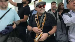 Video: un fanático quiso sacarse una foto con Maradona y él lo empujó sin importarle nada