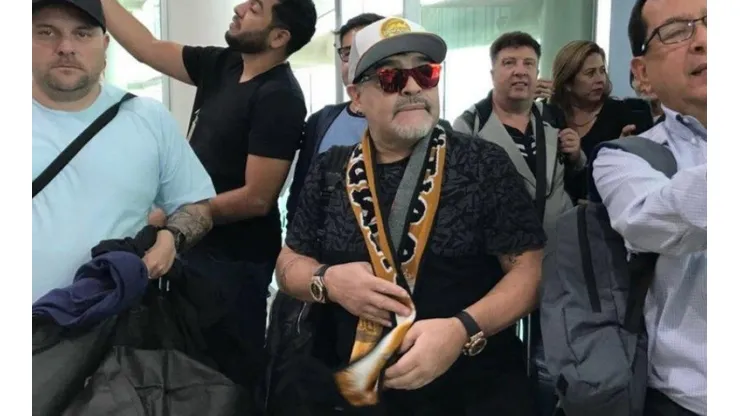 Video: un fanático quiso sacarse una foto con Maradona y él lo empujó sin importarle nada