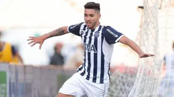 Nahuel Bustos celebra el primer tanto del partido.