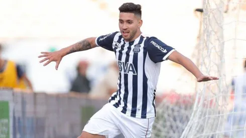 Nahuel Bustos celebra el primer tanto del partido.