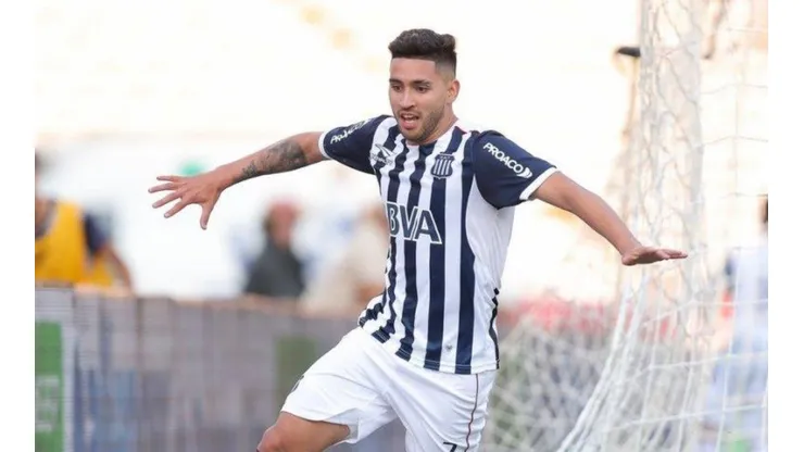 Nahuel Bustos celebra el primer tanto del partido.