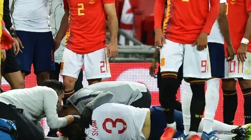 DURÍSIMO GOLPE. Shaw sufrió el codazo de Carvajal.