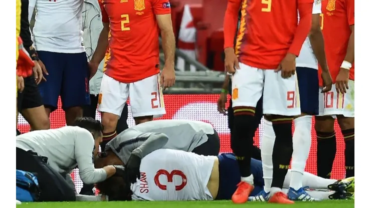 DURÍSIMO GOLPE. Shaw sufrió el codazo de Carvajal.