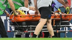 ASÍ SALIÓ. Luke Shaw se retiró en camilla y bajo la mirada de los médicos (Foto: Getty).