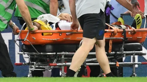 ASÍ SALIÓ. Luke Shaw se retiró en camilla y bajo la mirada de los médicos (Foto: Getty).