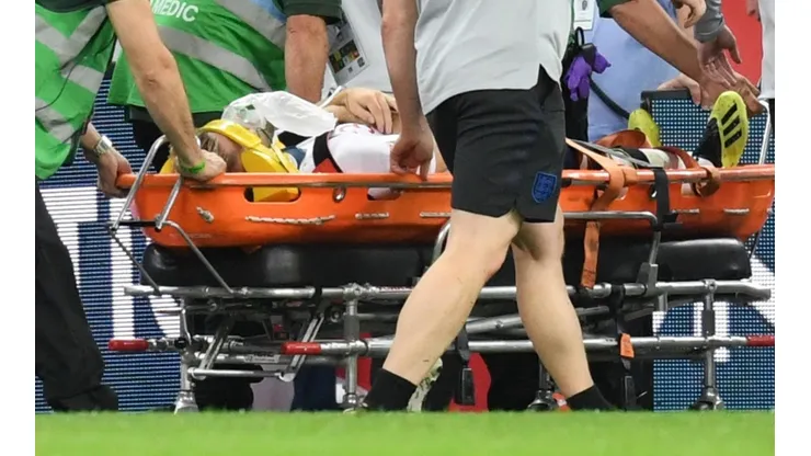 ASÍ SALIÓ. Luke Shaw se retiró en camilla y bajo la mirada de los médicos (Foto: Getty).