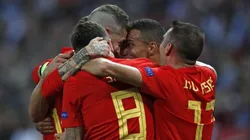 CELEBRA LA ROJA. Rodrigo Moreno festeja el 2-1 de España con Sergio Ramos, Saúl e Iago Aspas.