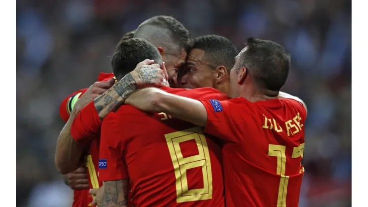 CELEBRA LA ROJA. Rodrigo Moreno festeja el 2-1 de España con Sergio Ramos, Saúl e Iago Aspas.